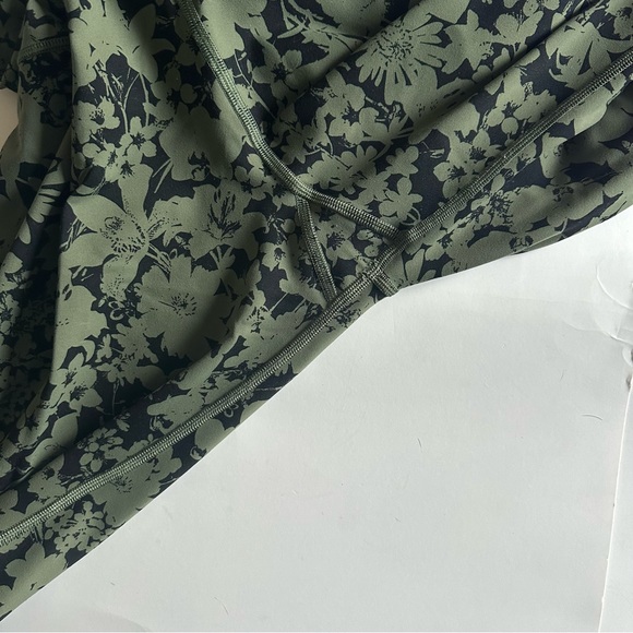 •LULULEMON• Everlux In Movement 25” Efflorescent Pattern EUC size 10 Green/Black - Picture 5 of 10